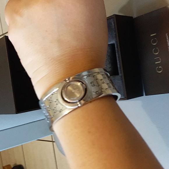Authentic EUC Gucci Twirl Bangle Watch Swiss Made - Picture 5 of 8